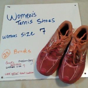 Size (Women’s 7)
 Brooks Glycerin 10 sneakers